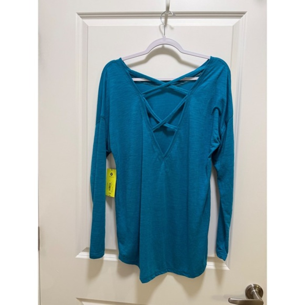 Xersion Studio Womens Medium Tile Blue Strappy Crisscross Back Long Sleeve Top